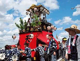 地域貢献(大森天皇祭・秋祭り山車をひく男性たち)