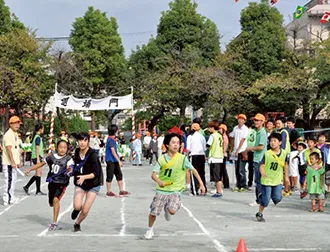 地域貢献(学区大運動会で徒競走する人たち)