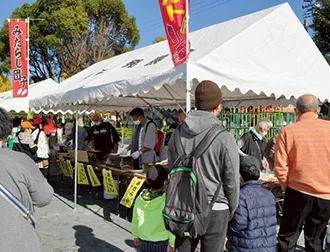 地域貢献(天子田まつりまなぼう祭、テントで出店をしている人)