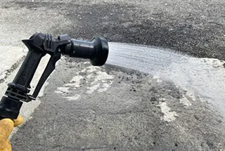 水を撒いている、散水調査