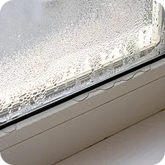 窓サッシから雨がしみ込んできている