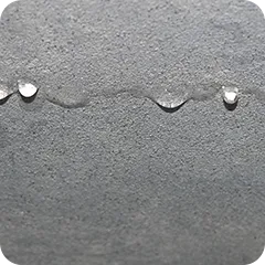 壁・天井から雨が沁みて水滴になっている