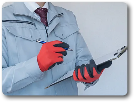 作業服で調査内容をチェックしている男性