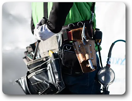 腰に作業用工具をつけている人