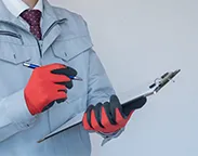 調査・無料見積もり、作業服を着てチェックしている男性