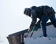 着工・屋根工事作業をしている人