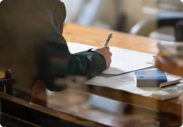 設計・見積作業中の人