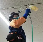 天井・防カビコーティング作業している人